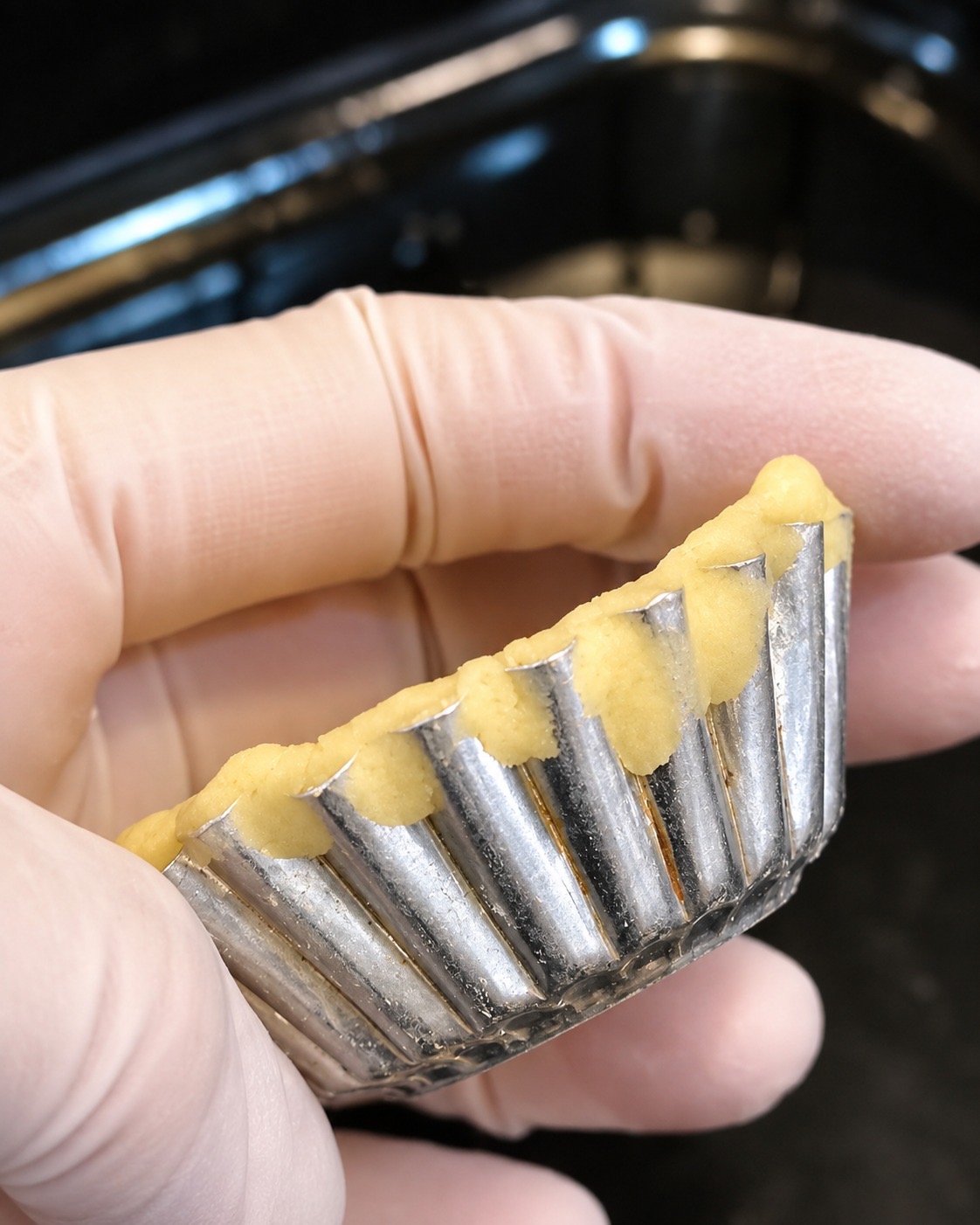 點解撻皮唔可以黐出撻模外邊？